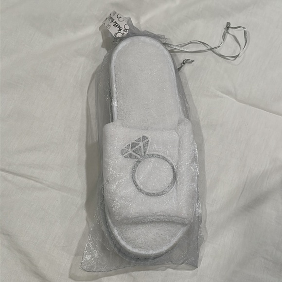 ABOUT FACE DESIGNS WHITE BRIDE/RING SLIPPERS NWT ONE SIZE FITS MOST - Picture 5 of 7